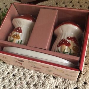 Potters Studio MUSHROOM Salt Pepper Shakers with Tray